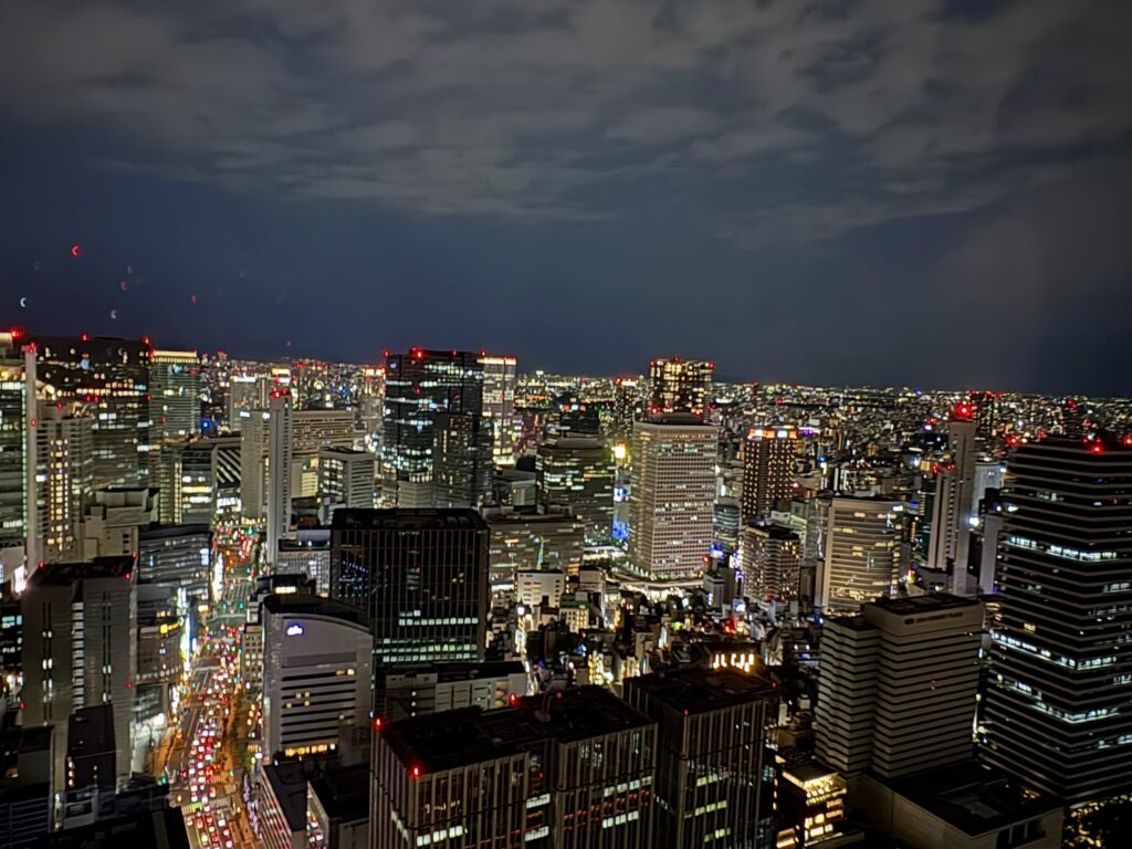 夜になると街の灯りが静かに浮かび上がります